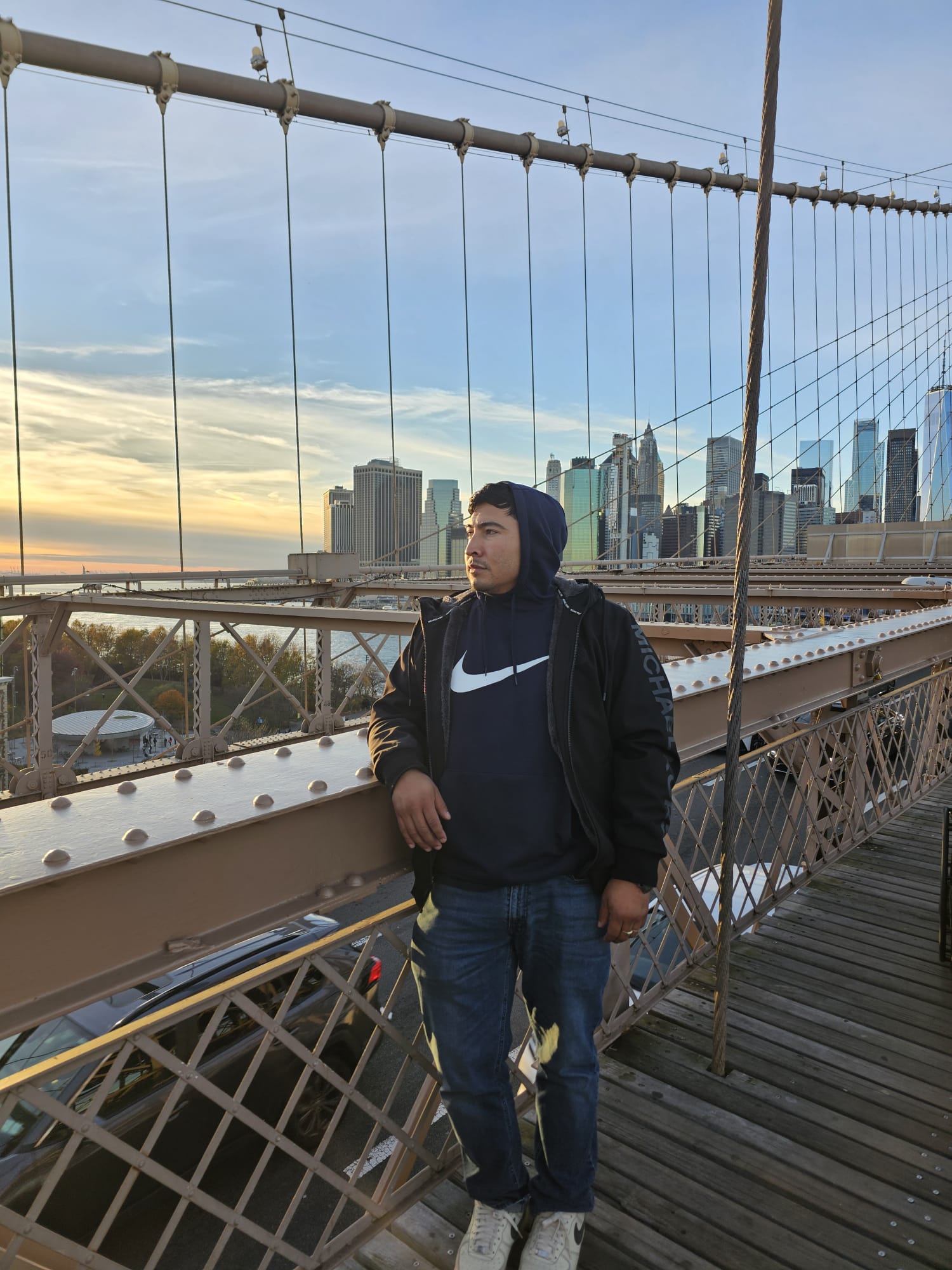 El Compa 4 en el Puente de Brooklyn al atardecer