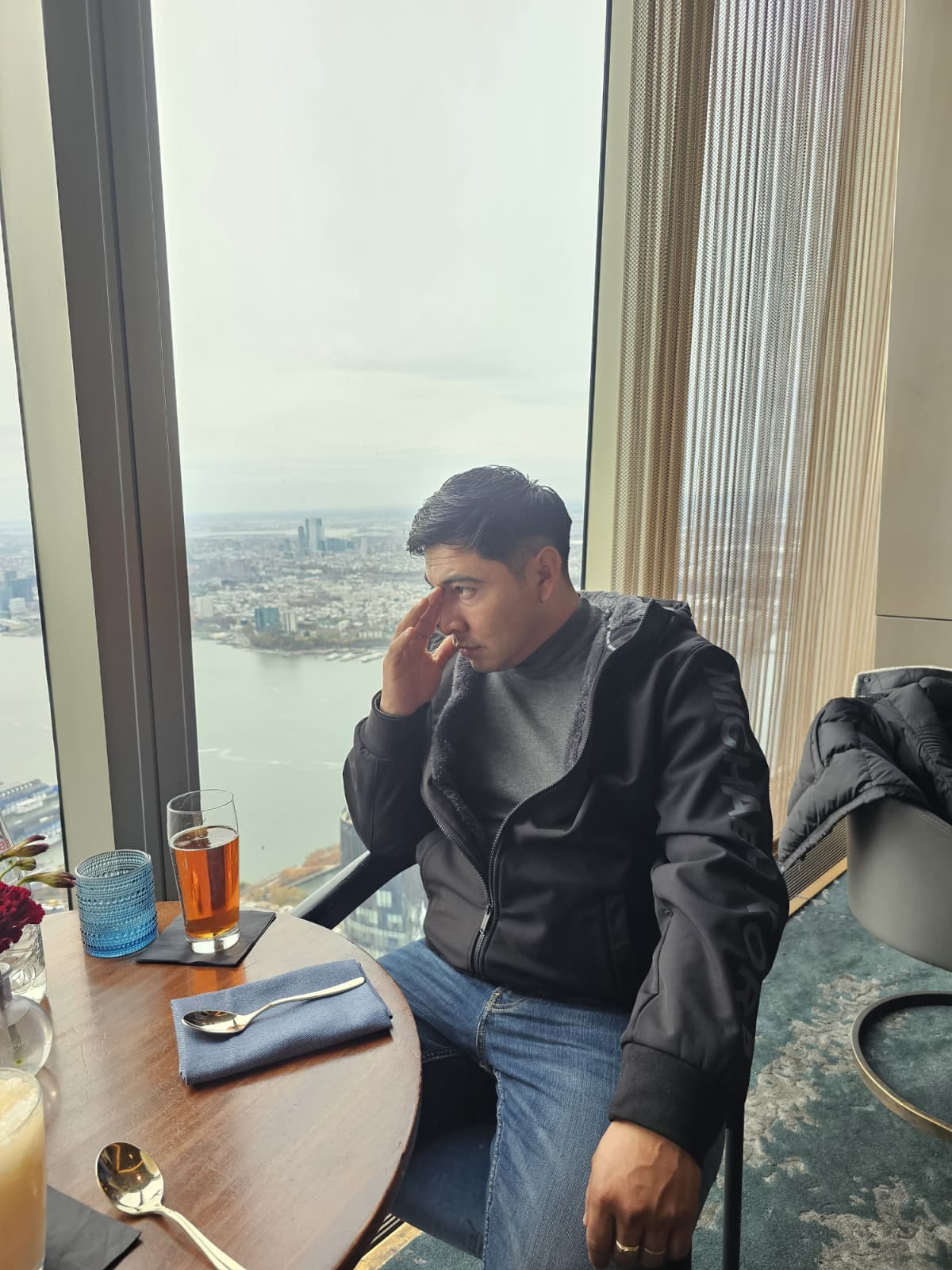 El Compa 4 en un restaurante de altura con vista panorámica