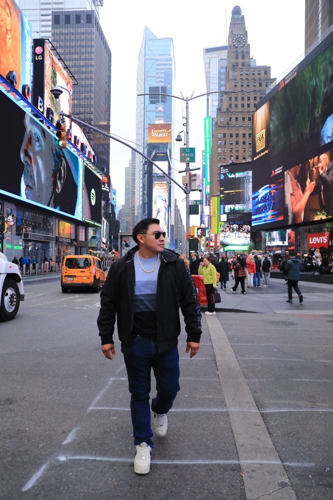 El Compa 4 caminando por Times Square, Nueva York